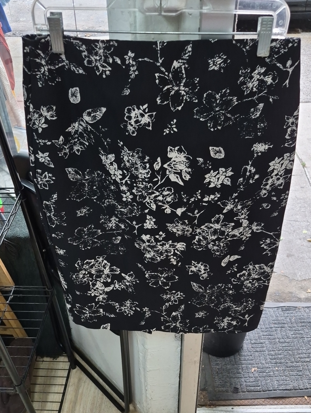 Philosophy Black and White Floral Pencil Skirt